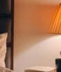 Refúgio de descanso: veja como a decoração de quarto em 2026 esconde as telas e prioriza o silêncio visual da casa toda