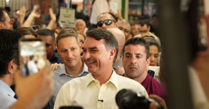 Flávio Bolsonaro fez campanha em São Paulo nesta quinta-feira (20/8) / Divulgação/Charles Vieira