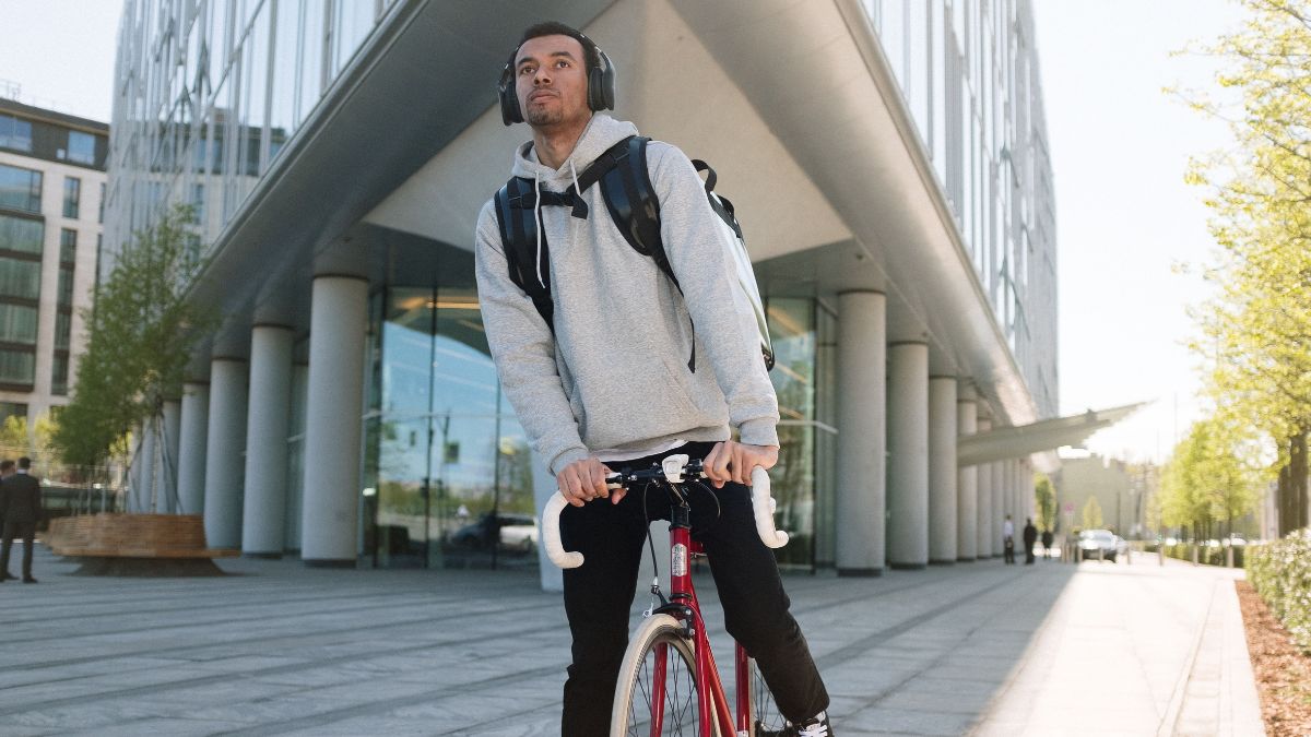 Apesar de comum, o uso de fones de ouvido ao conduzir bicicleta não é permitido no código, mas fiscalização no Brasil ainda é inviável