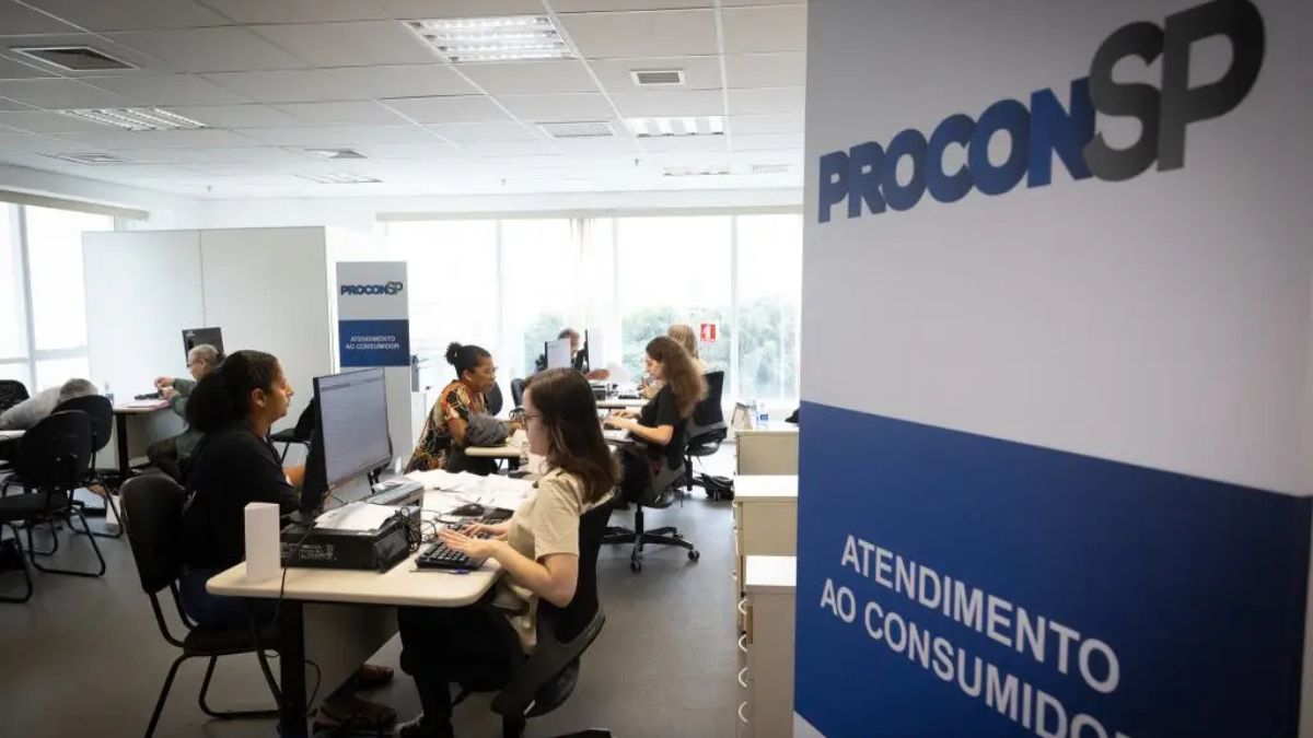 O Procon-SP fiscaliza lojas virtuais que descumprem as regras do comércio eletrônico. Sites que ocultam a razão social, endereço ou informações sobre o vendedor podem sofrer sanções previstas no Código de Defesa do Consumidor (CDC)