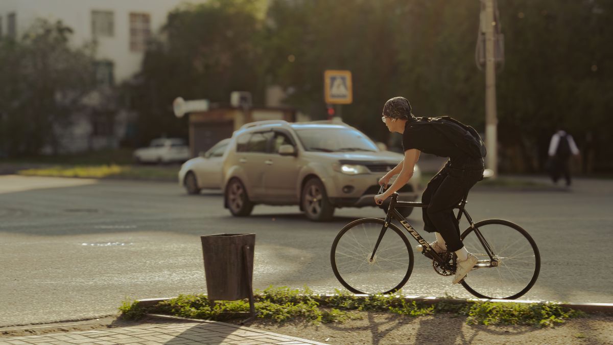 Sem ciclovia, bicicleta deve circular nas bordas da pista e seguir o mesmo sentido dos veículos, determina o CTB
