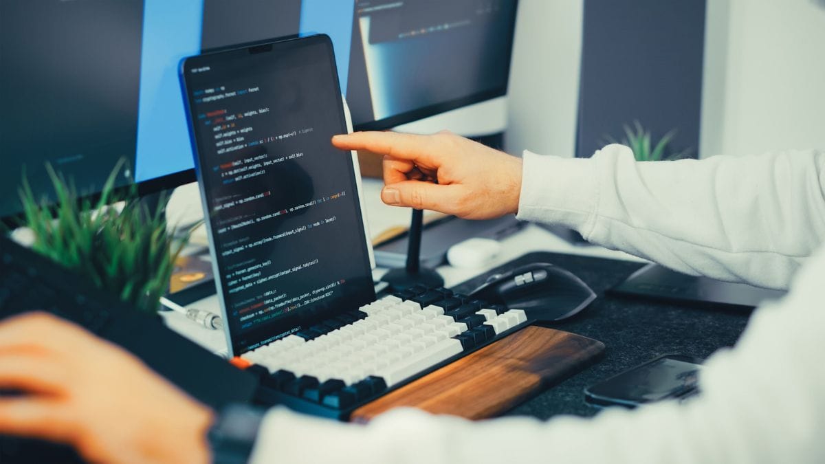 Representação visual de algoritmos e processamento de dados associados ao funcionamento da inteligência artificial.