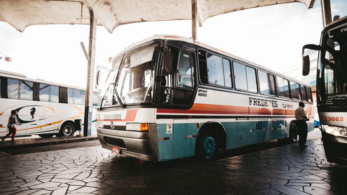 Ônibus de linha interestadual chega a terminal de uma cidade do interior afetada pela redução do transporte interestadual