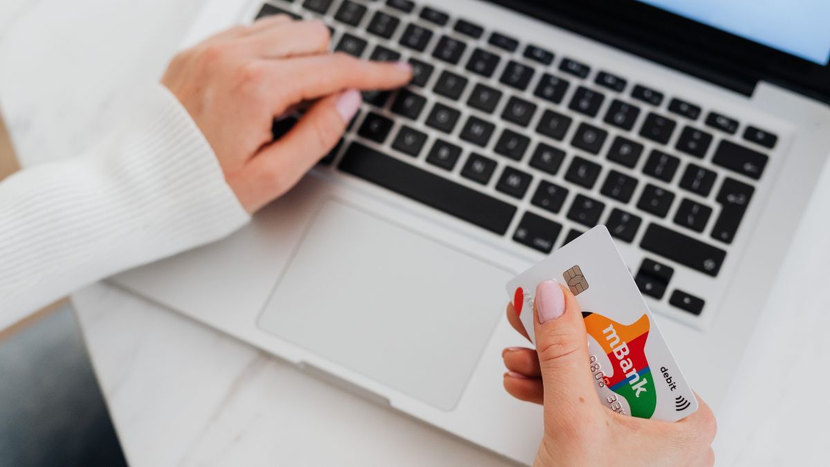 O preço total da compra, incluindo frete e eventuais custos adicionais, deve ser informado antes da finalização do pedido. Cobranças que aparecem apenas no fim da compra podem gerar problemas para o e-commerce