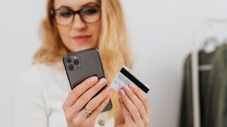 Antes de comprar online, é essencial identificar a empresa e verificar as condições da oferta e os canais de atendimento
