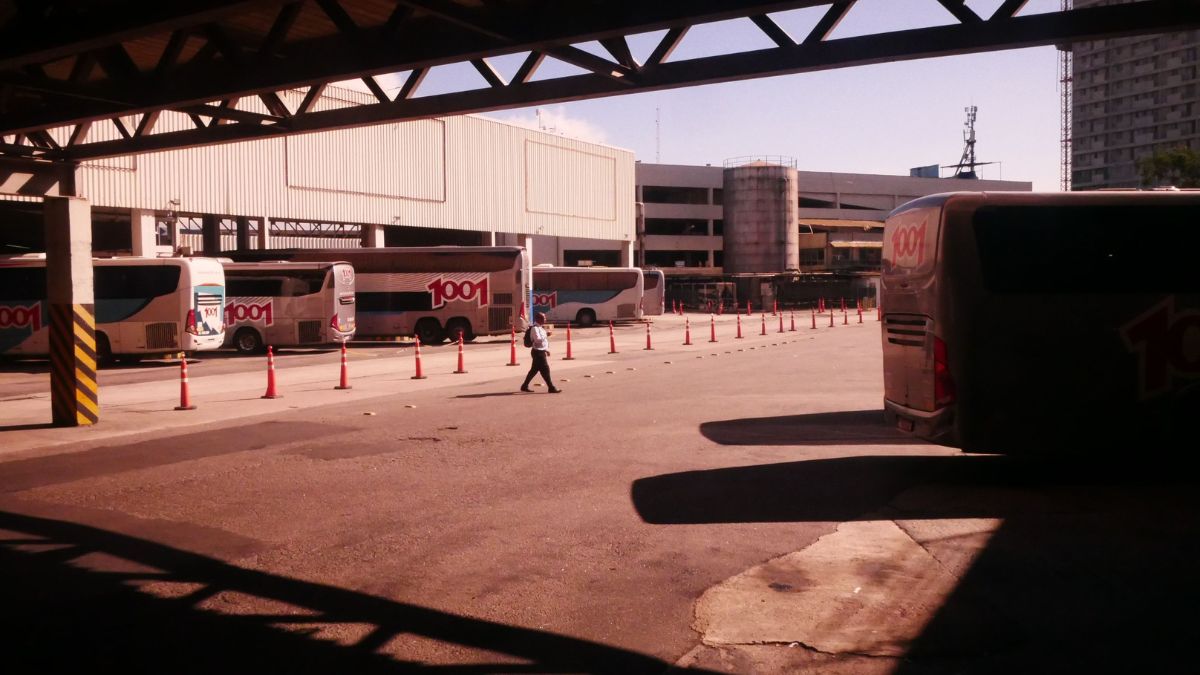 Plataformas de terminal rodoviário com pouca movimentação após a redução de linhas de transporte interestadual.