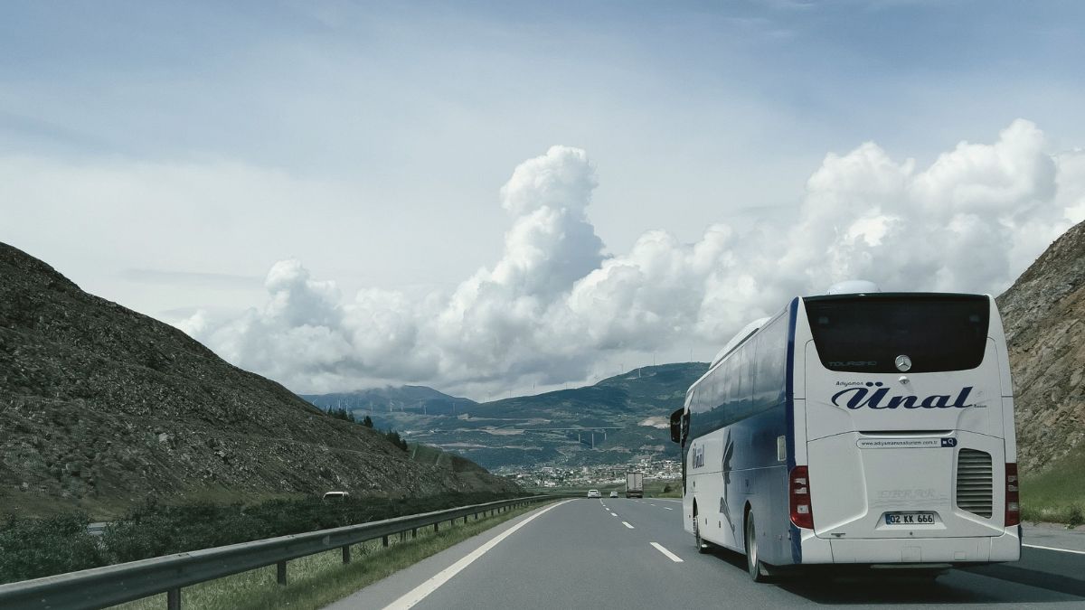 Ônibus de transporte interestadual percorre uma rodovia enquanto municípios isolados enfrentam redução das conexões