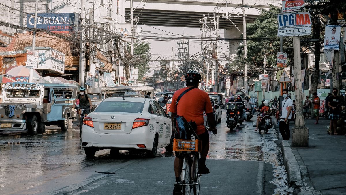 Ultrapassar ciclista sem reduzir a velocidade de forma compatível com a segurança é considerado infração gravíssima pelo CTB