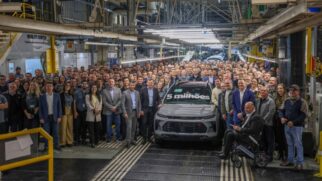 Direção e funcionários da fabríca da GM de Gravateí celebram marca histórica