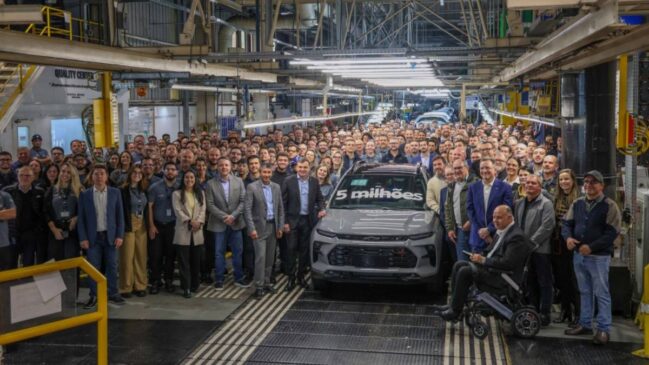Direção e funcionários da fabríca da GM de Gravateí celebram marca histórica