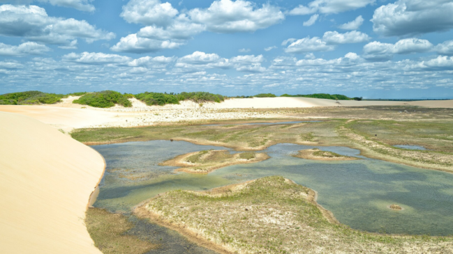 Dunas e água dividem a paisagem de Tatajuba, comunidade que precisou mudar de lugar após o avanço da areia (Foto: Otávio Nogueira/Wikimedia Commons)