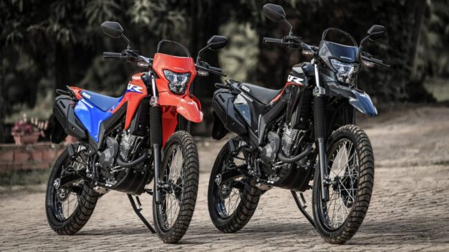 Duas motos Honda XR300L Tornado 2027, uma laranja e uma preta