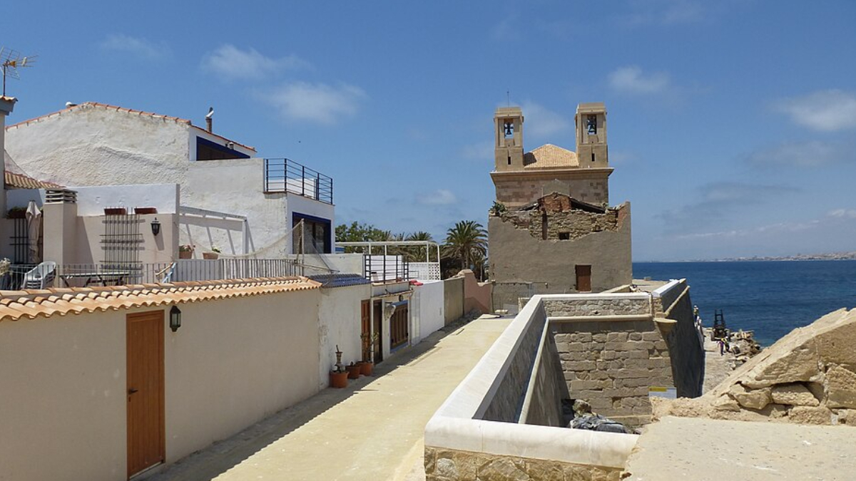 A ilha de Tabarca, na costa espanhola, ganhou destaque após iniciar o processo para obter o status de Entidade Local Menor (Foto: chisloup/ Wikimedia Commons)