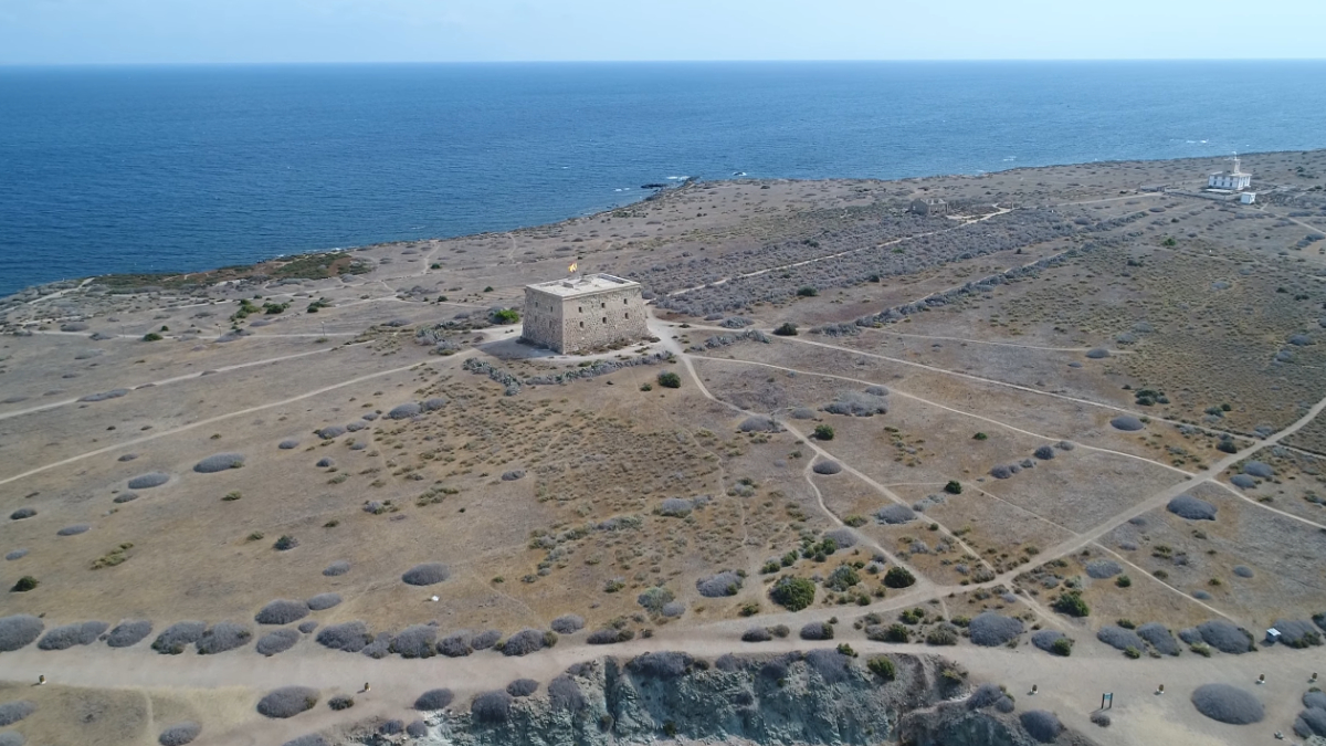Vista da ilha de Tabarca, considerada a menor ilha habitada da Espanha e primeira reserva marinha do país desde 1986 (Reprodução: Esp La Honda/ YouTube)