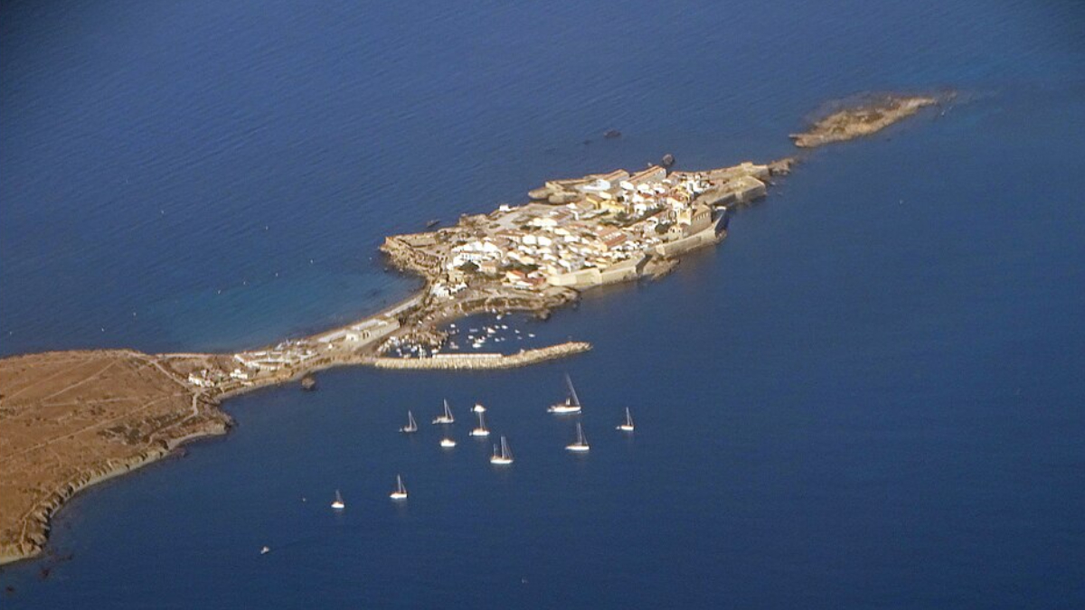 Além da importância ambiental, Tabarca iniciou um processo para conquistar mais autonomia administrativa e reduzir a burocracia local (Foto: Jose A./ Wikimedia Commons)