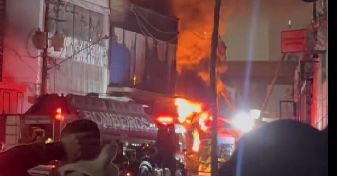 Bombeiros tentam conter o fogo em prédio comercial no Cambuci / Reprodução/X