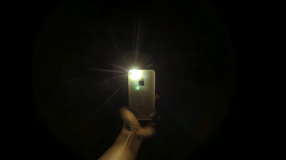 Lanterna integrada ao celular é uma das funções mais simples para substituir um objeto tradicional (Foto: Gift Habeshaw/ Pexels)