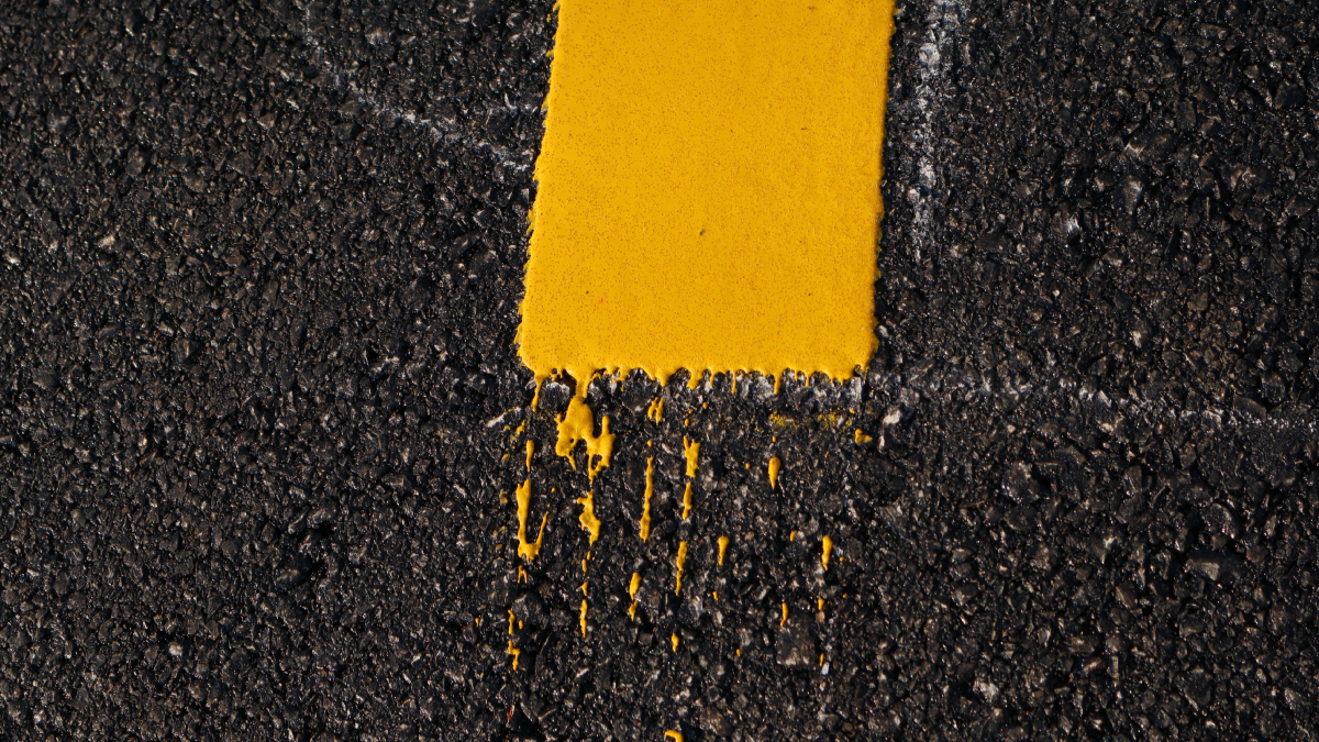 A pintura amarela no meio da pista orienta os motoristas sobre a circulação e as possibilidades de ultrapassagem (Foto: Madzery Ma/ Pexels)
