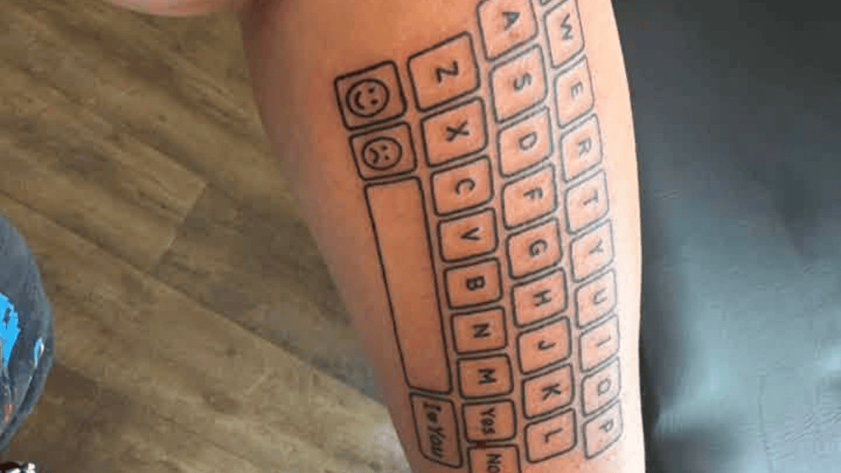 Mãe tatua teclado no braço 4 (Foto_ Reprodução_Facebook_Hunter’s_Voice_SWNS)