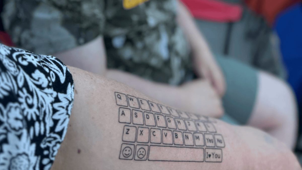 Mãe tatua teclado no braço 4 (Foto_ Reprodução_Facebook_Hunter’s_Voice_SWNS)