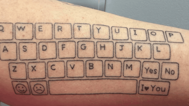 Mãe tatua teclado no braço 4 (Foto_ Reprodução_Facebook_Hunter’s_Voice_SWNS)