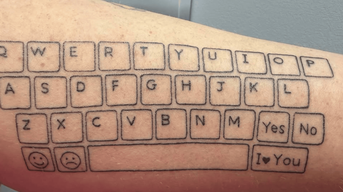 Mãe tatua teclado no braço 4 (Foto_ Reprodução_Facebook_Hunter’s_Voice_SWNS)