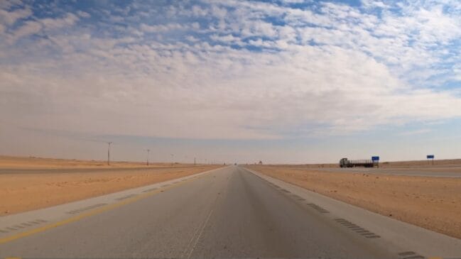 Maior estrada reta do mundo Rodovia 10, na Arábia Saudita (Foto_ Reprodução YouTube_City Vibes)
