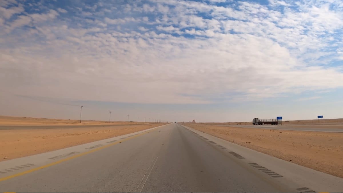 Maior estrada reta do mundo Rodovia 10, na Arábia Saudita (Foto_ Reprodução YouTube_City Vibes)