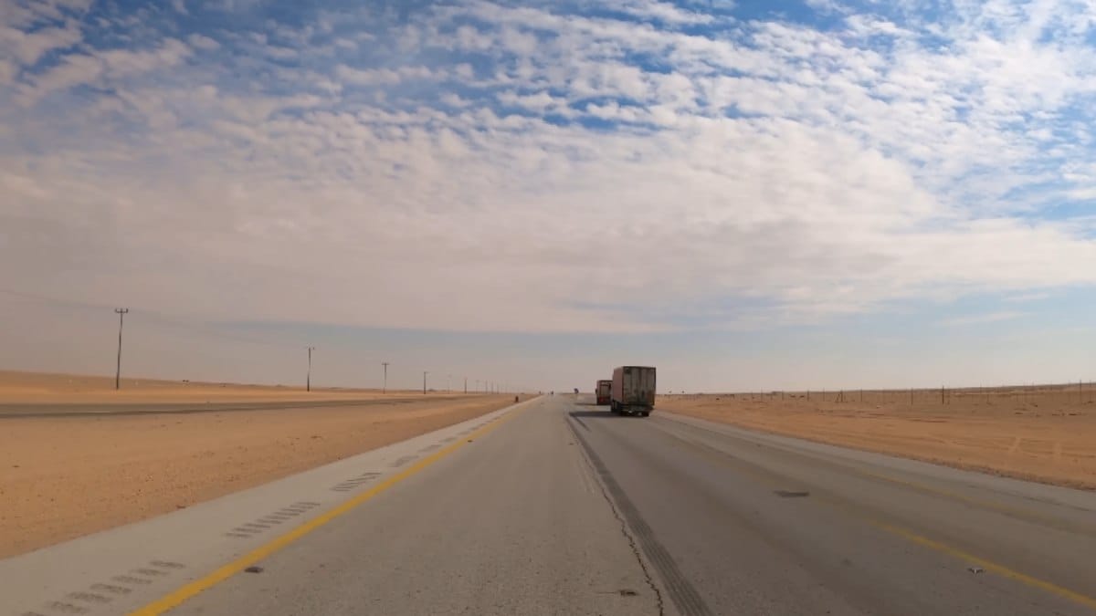 Maior estrada reta do mundo Rodovia 10, na Arábia Saudita (Foto_ Reprodução YouTube_City Vibes)
