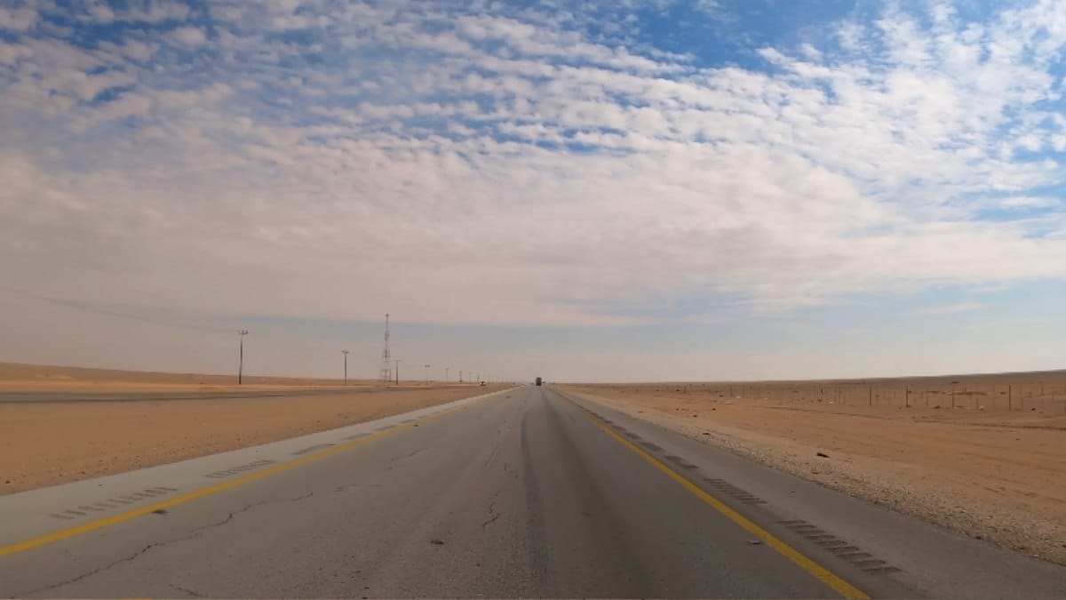 Maior estrada reta do mundo Rodovia 10, na Arábia Saudita (Foto_ Reprodução YouTube_City Vibes)