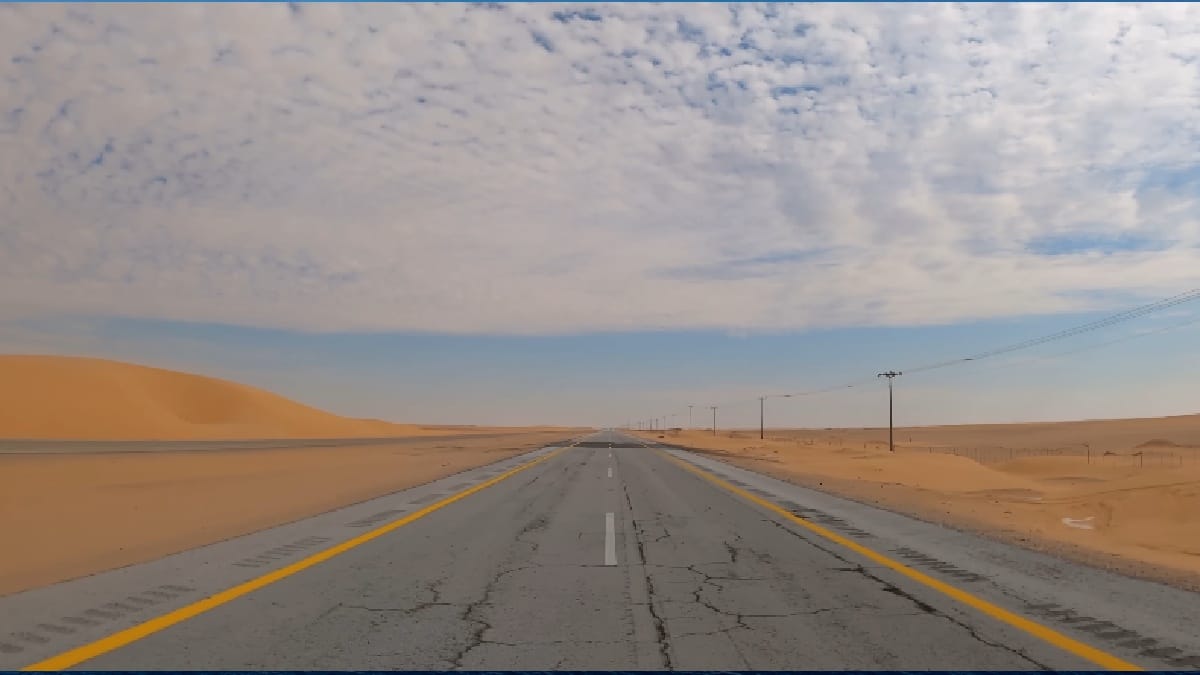 Maior estrada reta do mundo Rodovia 10, na Arábia Saudita (Foto_ Reprodução YouTube_City Vibes) (6)