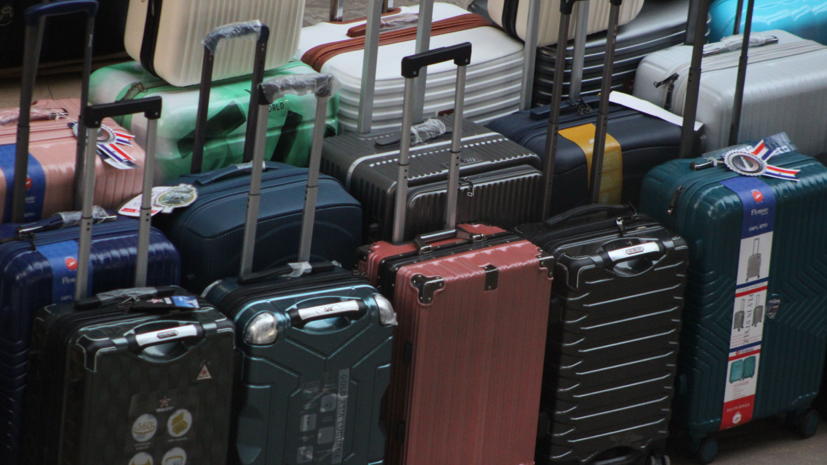 Aplicar fita adesiva nas rodas é uma alternativa de baixo custo para preservar a bagagem em viagens de avião (Foto: Jahra Tasfia Reza/ Pexels)