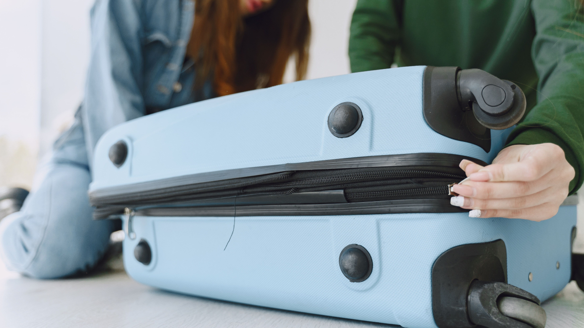 Além da fita adesiva, escolher malas com rodas removíveis pode ser uma solução para evitar prejuízos em viagens (Foto: Gustavo Fring/ Pexels)