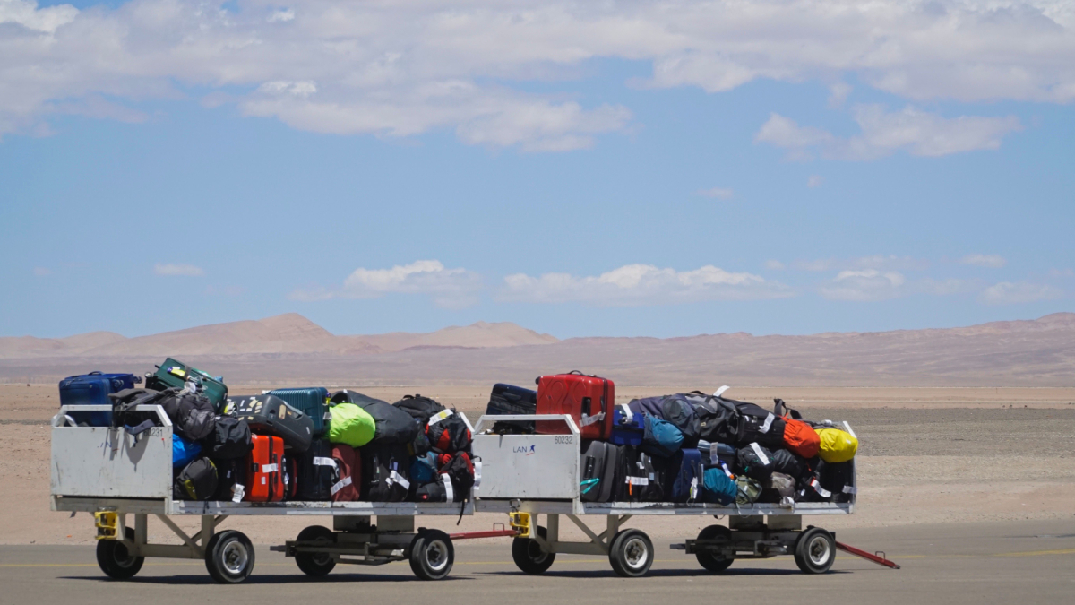 Durante o transporte, as rodas da mala ficam expostas a impactos constantes em esteiras e porões de aeronaves (Foto: Sang-hoon Kwak/ Pexels)