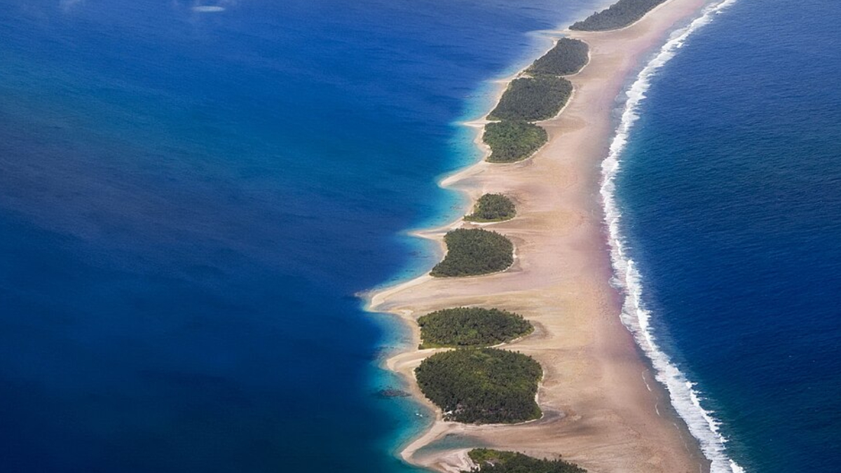 Vista aérea de um dos atóis que formam as Ilhas Marshall, arquipélago espalhado pelo Oceano Pacífico (Foto: Keith Polya/ Wikimedia Commons)