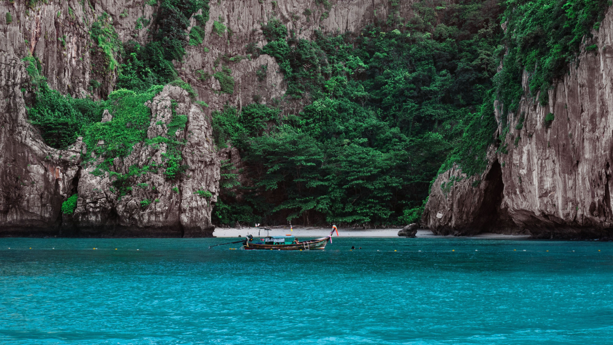 Cercada por imponentes paredões de calcário, Maya Bay é um dos destinos mais emblemáticos da Tailândia e atrai visitantes do mundo todo (Foto: Fabrizio Soldano/ Pexels)