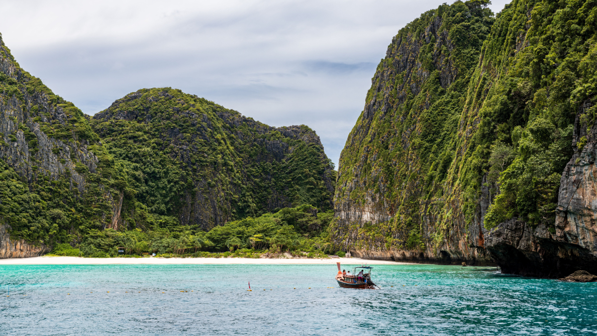 Maya Bay, na Tailândia, ficou famosa mundialmente após servir de cenário para o filme A Praia e segue como um dos destinos mais desejados da Ásia (Foto: Kirandeep Singh Walia/ Pexels)