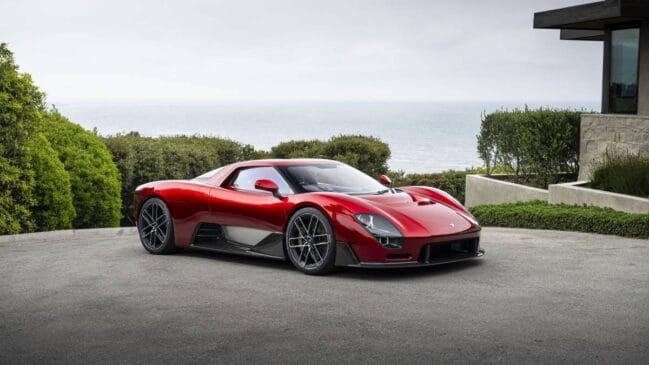 O McL 6GT utiliza motor V8 traseiro – entre 600 e 800 cavalos de potência – associado ao câmbio manual de 6 marchas com utilização do terceiro pedal.