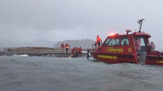 Bombeiros resgatando em alto mar