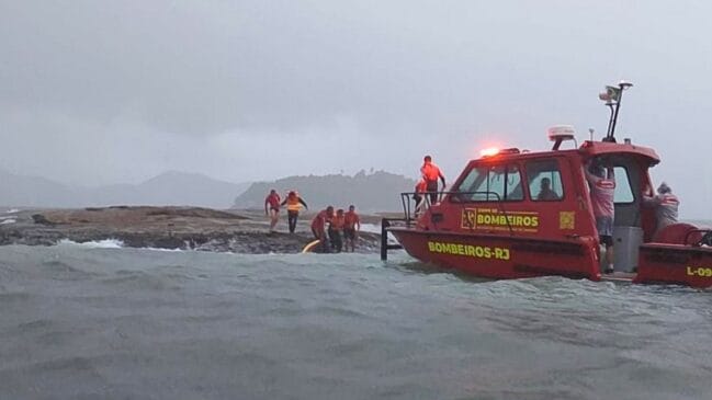 Bombeiros resgatando em alto mar