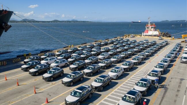 Balsa cheia de carros da marca chinesa Geely
