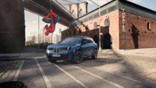 BMW iX3 e figura do Homem Aranha para divulgação do novo filme