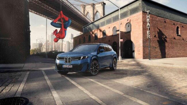 BMW iX3 e figura do Homem Aranha para divulgação do novo filme