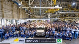 Equipe comemorando a 800° unidade produzida do Renault Kwid