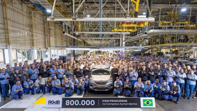 Equipe comemorando a 800° unidade produzida do Renault Kwid