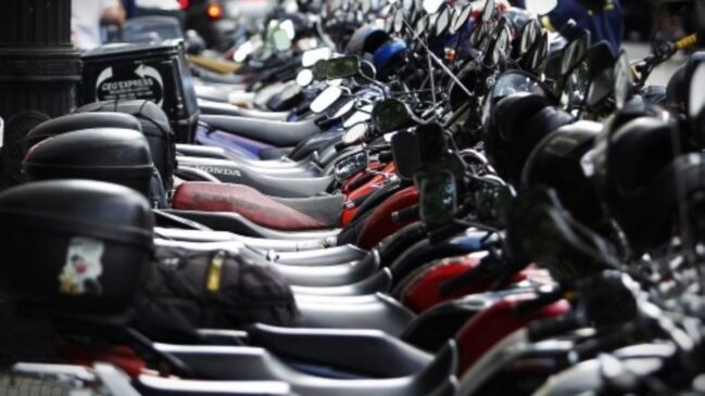 Motocicletas enfileiradas.