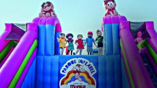 Personagens da Turma da Mônica na entrada do Parque Inflável Turma da Mônica