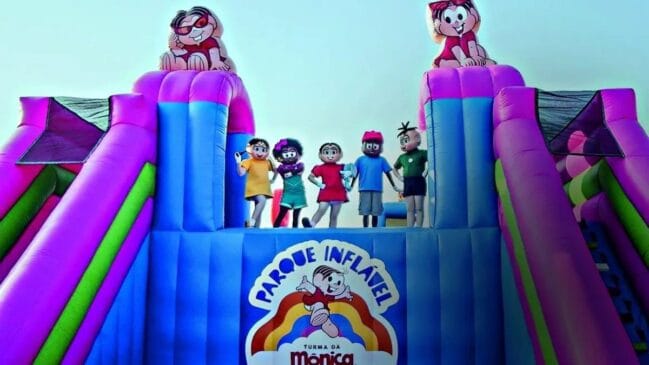 Personagens da Turma da Mônica na entrada do Parque Inflável Turma da Mônica
