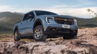 Visão dianteira do Ford Maverick Tremor azul em cima de uma montanha