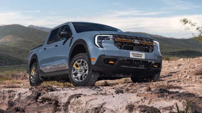 Visão dianteira do Ford Maverick Tremor azul em cima de uma montanha